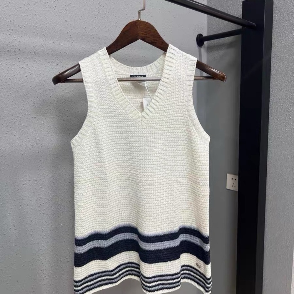 ❌sold❌Authentic Chanel White Knit Sleeveless Top with Stripes